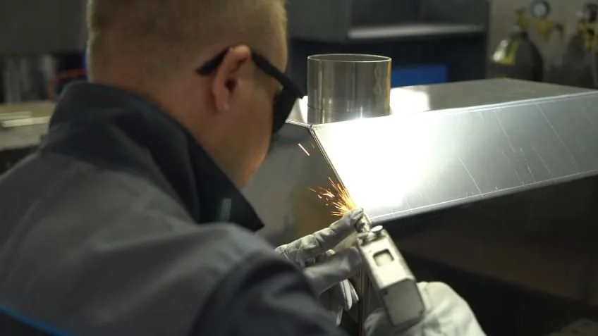 Лазерная сварка металла.jpg